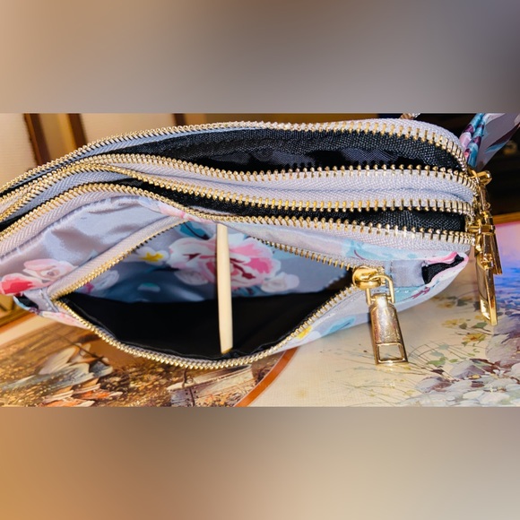 NWT Nylon Crossbody/Belt/Shoulder Totes-40”Adjustable Strap, 4 Gold Zip Pockets - Picture 15 of 16